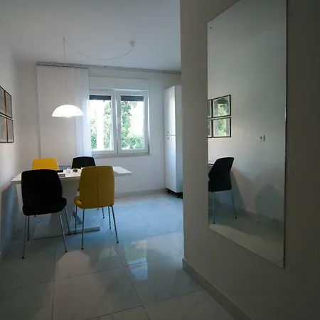 New Renovated 15 Min From On Foot Appartamento Pola