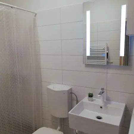 Lejlighed New Renovated 15 Min From On Foot Pula